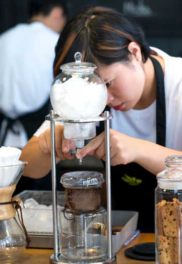 pexels-quang-nguyen-vinh-2166039 1