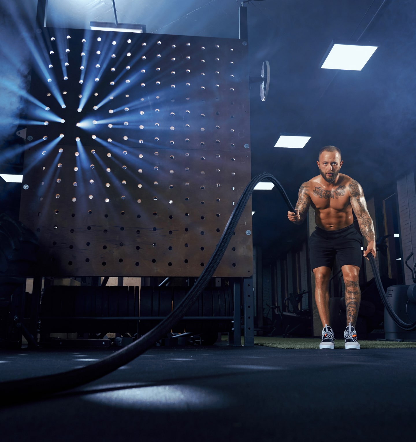 muscular-sportsman-training-with-ropes (1) 1-min